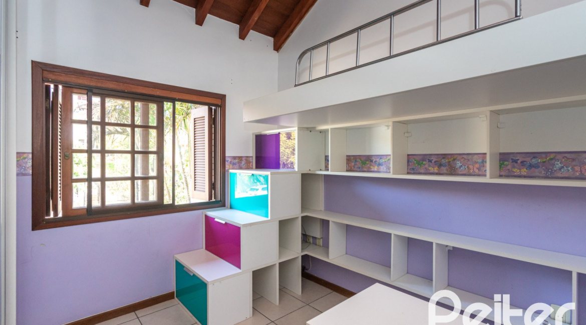 Casa à venda com 298m², 4 dormitórios, 1 suíte, 4 vagas, no bairro Ipanema / Imperial Parque em Porto Alegre