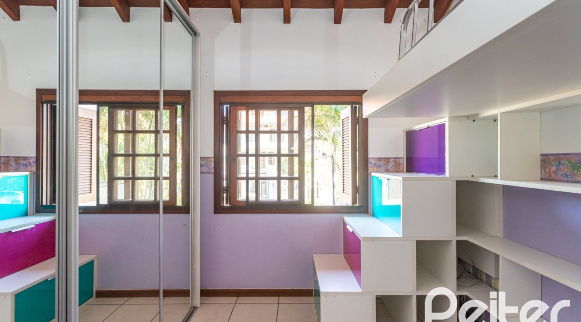 Casa à venda com 298m², 4 dormitórios, 1 suíte, 4 vagas, no bairro Ipanema / Imperial Parque em Porto Alegre
