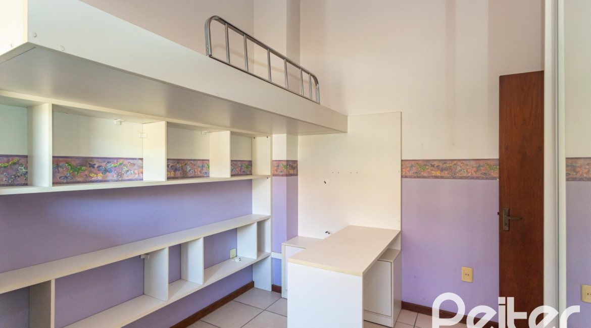 Casa à venda com 298m², 4 dormitórios, 1 suíte, 4 vagas, no bairro Ipanema / Imperial Parque em Porto Alegre