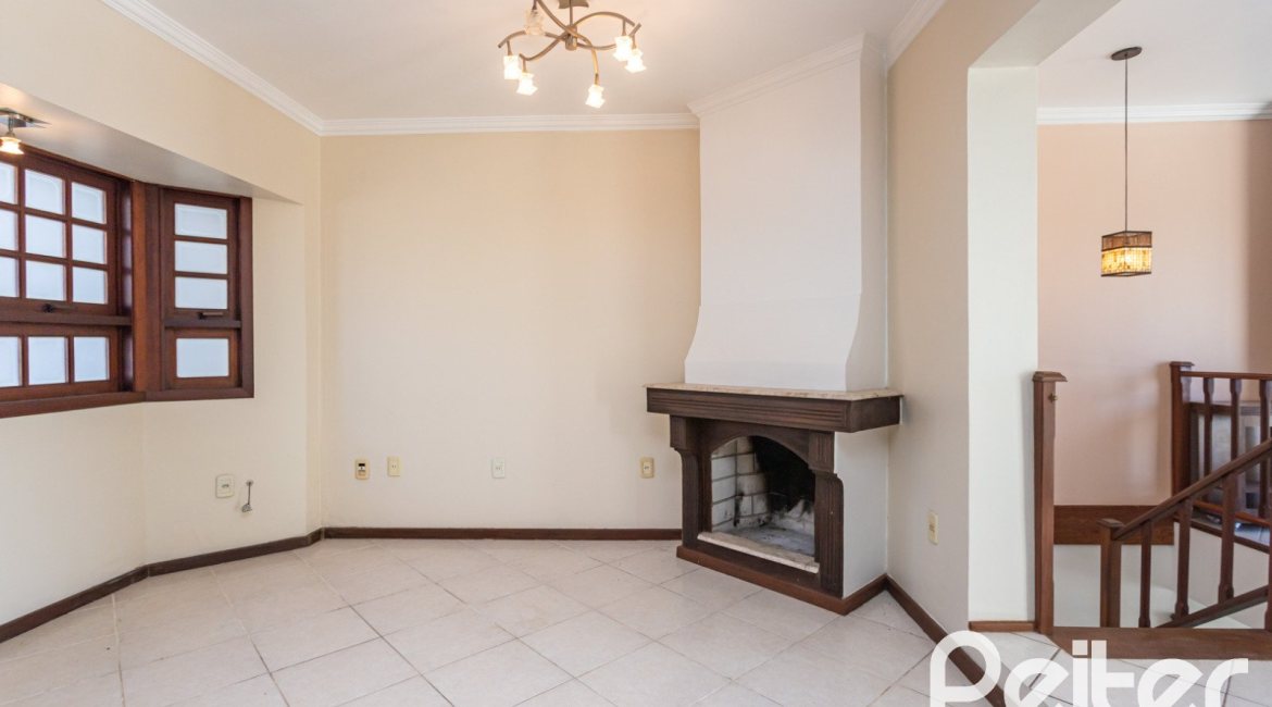 Casa à venda com 298m², 4 dormitórios, 1 suíte, 4 vagas, no bairro Ipanema / Imperial Parque em Porto Alegre