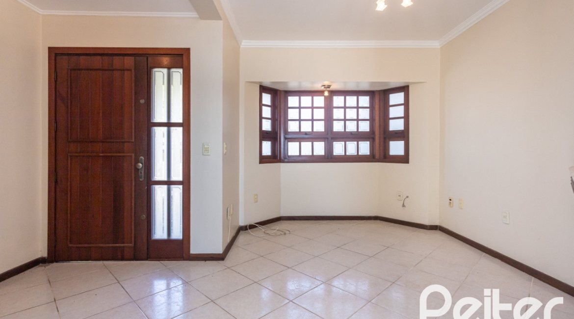 Casa à venda com 298m², 4 dormitórios, 1 suíte, 4 vagas, no bairro Ipanema / Imperial Parque em Porto Alegre