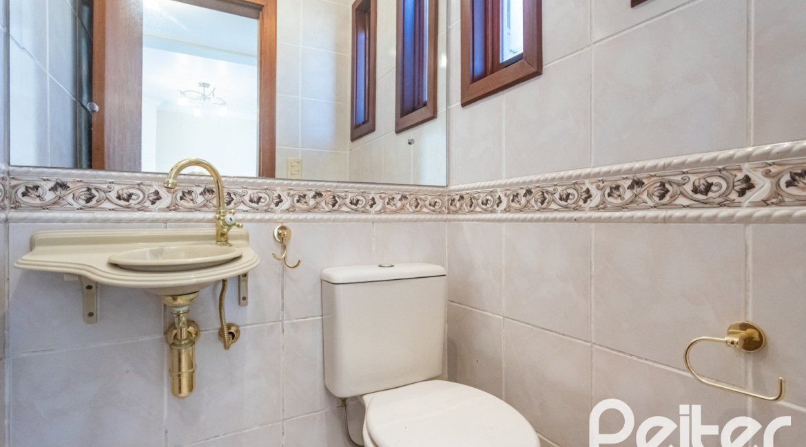Casa à venda com 298m², 4 dormitórios, 1 suíte, 4 vagas, no bairro Ipanema / Imperial Parque em Porto Alegre