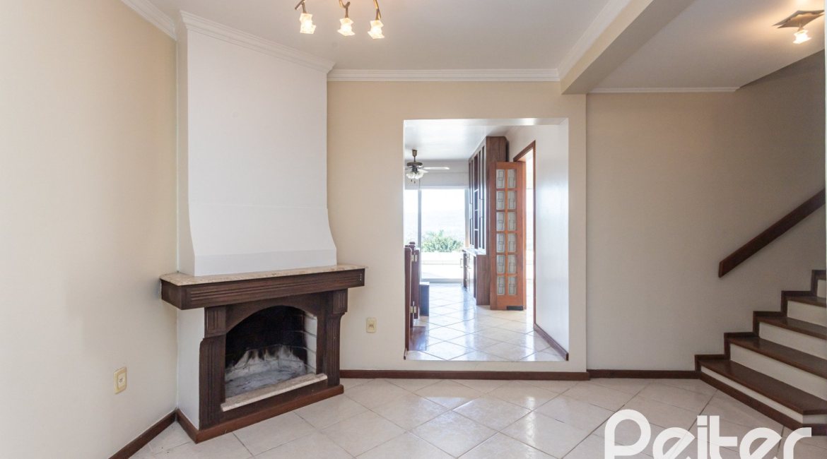 Casa à venda com 298m², 4 dormitórios, 1 suíte, 4 vagas, no bairro Ipanema / Imperial Parque em Porto Alegre