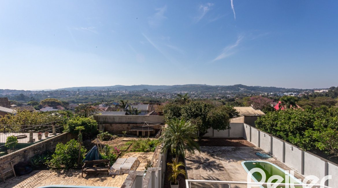 Casa à venda com 298m², 4 dormitórios, 1 suíte, 4 vagas, no bairro Ipanema / Imperial Parque em Porto Alegre