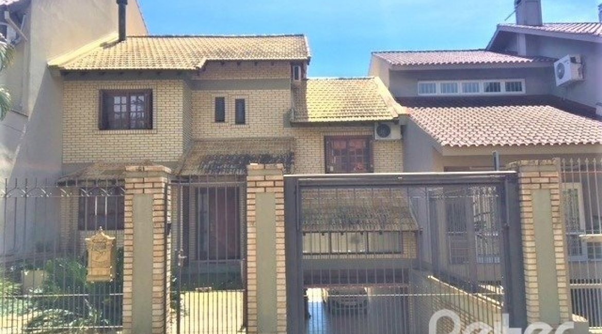 Casa à venda com 298m², 4 dormitórios, 1 suíte, 4 vagas, no bairro Ipanema / Imperial Parque em Porto Alegre