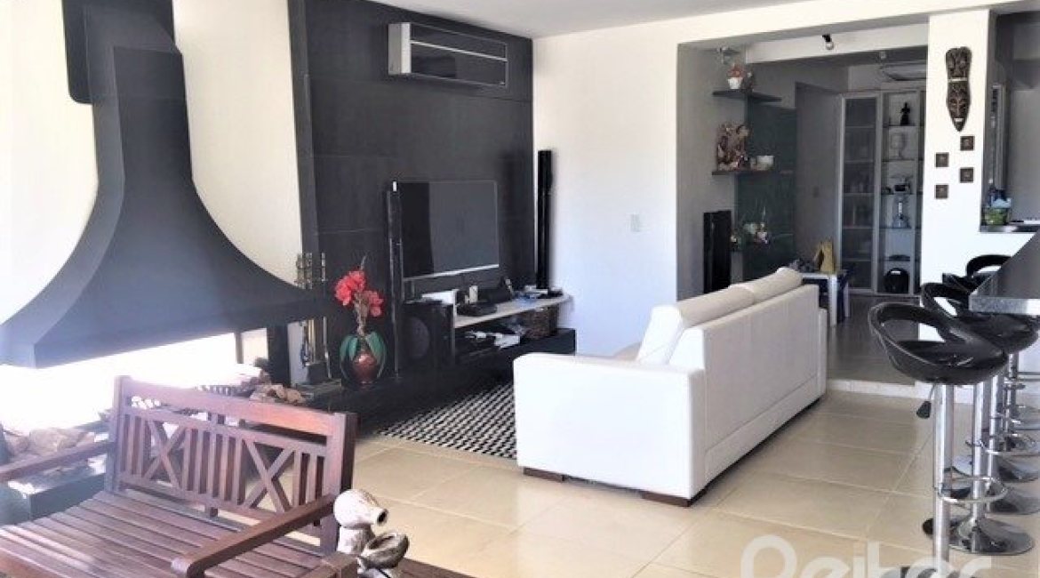 Casa à venda com 298m², 4 dormitórios, 1 suíte, 4 vagas, no bairro Ipanema / Imperial Parque em Porto Alegre