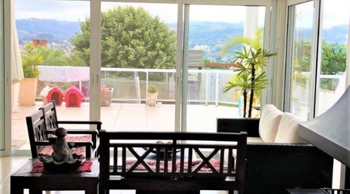 Casa à venda com 298m², 4 dormitórios, 1 suíte, 4 vagas, no bairro Ipanema / Imperial Parque em Porto Alegre