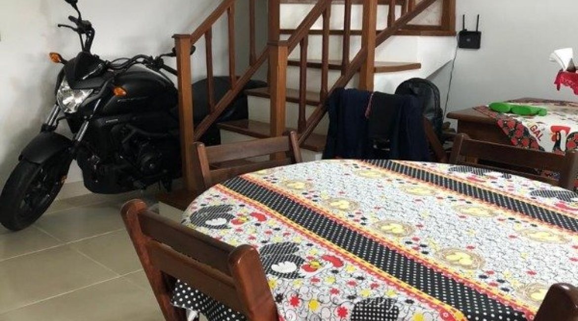 Casa à venda com 298m², 4 dormitórios, 1 suíte, 4 vagas, no bairro Ipanema / Imperial Parque em Porto Alegre