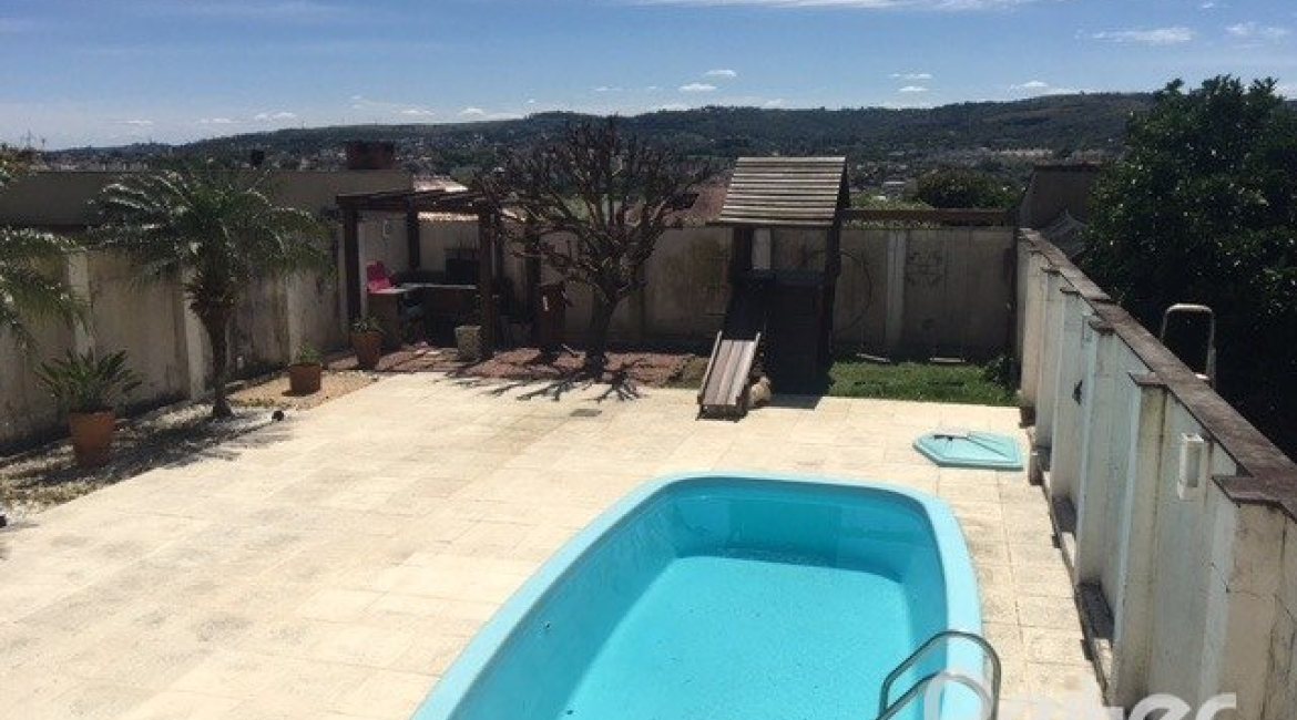 Casa à venda com 298m², 4 dormitórios, 1 suíte, 4 vagas, no bairro Ipanema / Imperial Parque em Porto Alegre