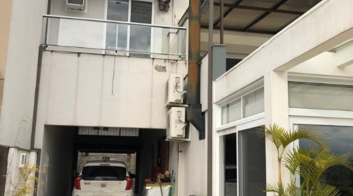 Casa à venda com 298m², 4 dormitórios, 1 suíte, 4 vagas, no bairro Ipanema / Imperial Parque em Porto Alegre