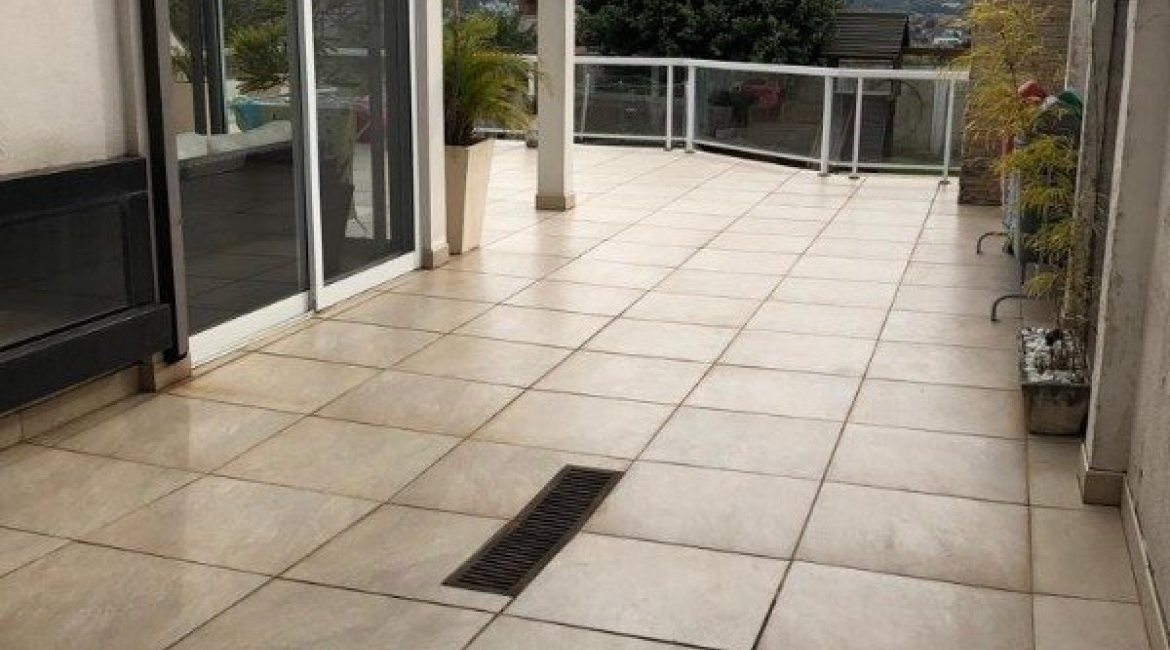 Casa à venda com 298m², 4 dormitórios, 1 suíte, 4 vagas, no bairro Ipanema / Imperial Parque em Porto Alegre