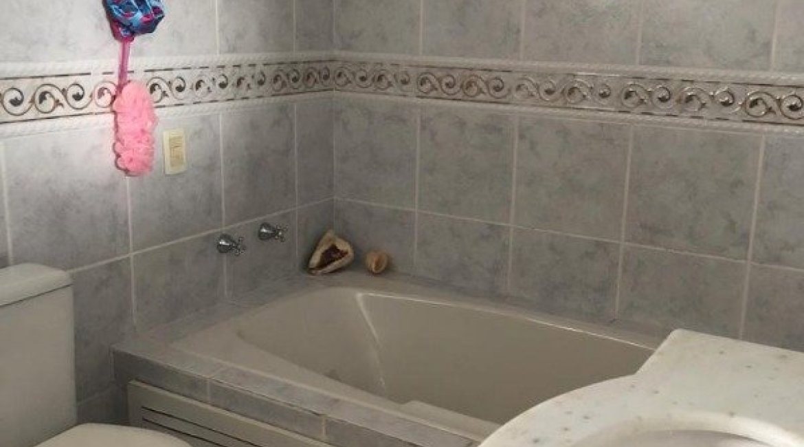 Casa à venda com 298m², 4 dormitórios, 1 suíte, 4 vagas, no bairro Ipanema / Imperial Parque em Porto Alegre