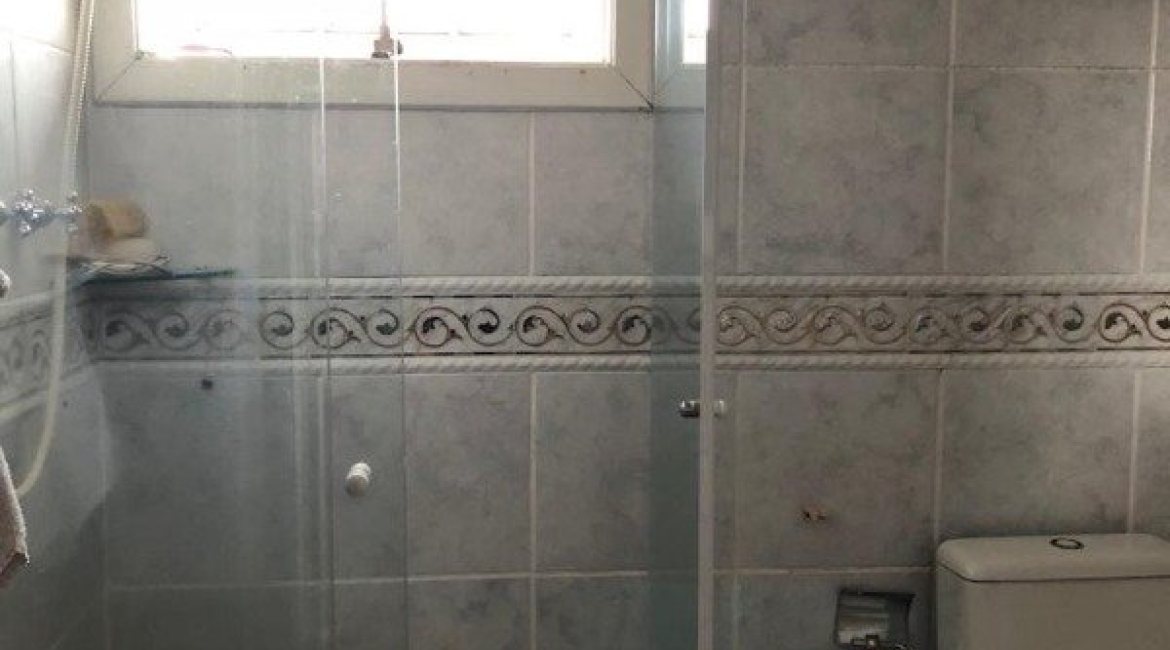 Casa à venda com 298m², 4 dormitórios, 1 suíte, 4 vagas, no bairro Ipanema / Imperial Parque em Porto Alegre