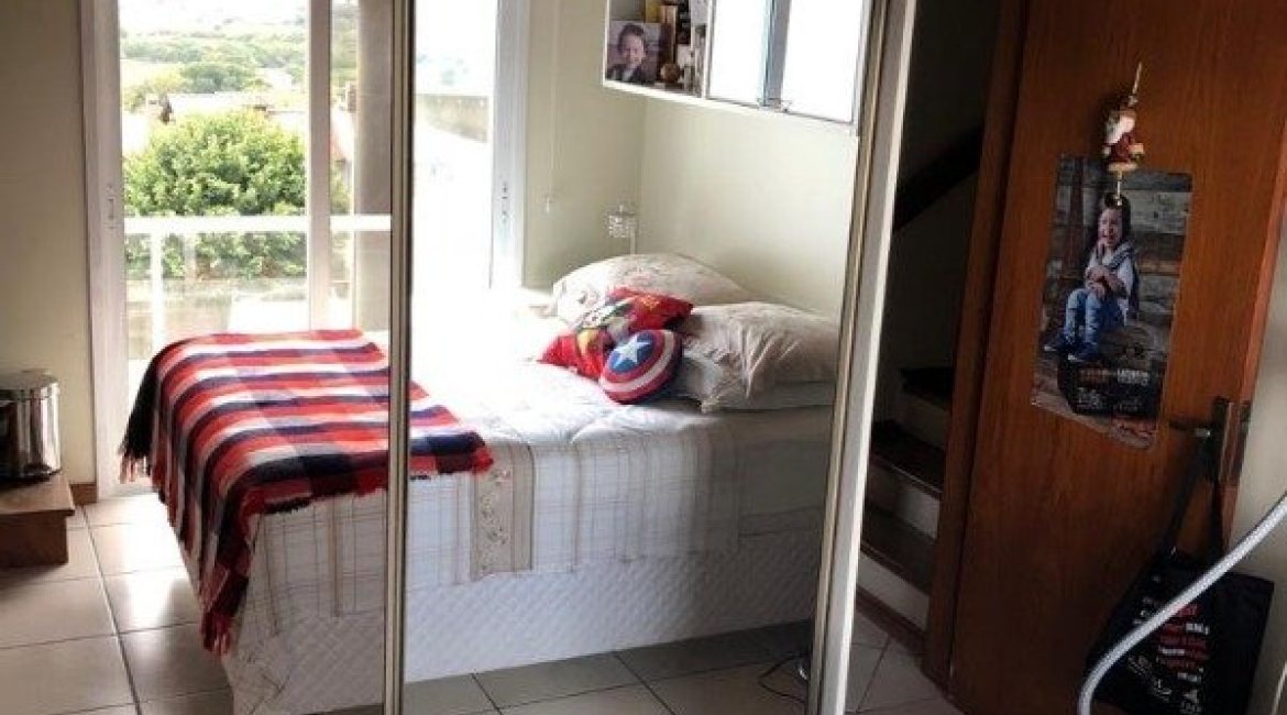 Casa à venda com 298m², 4 dormitórios, 1 suíte, 4 vagas, no bairro Ipanema / Imperial Parque em Porto Alegre