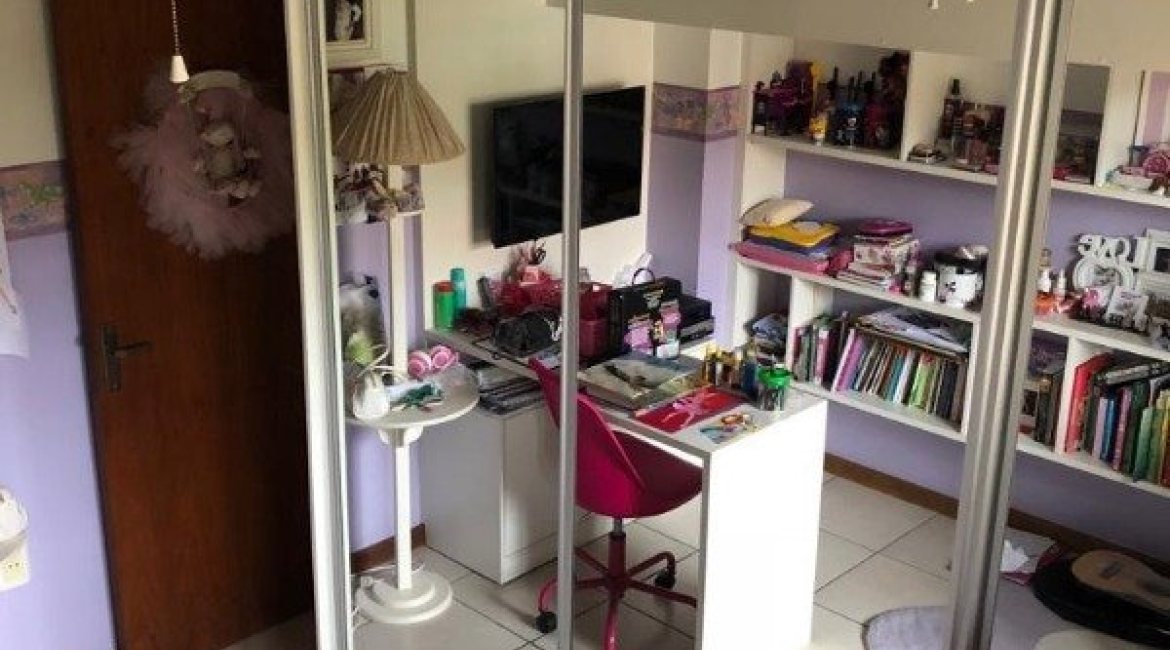 Casa à venda com 298m², 4 dormitórios, 1 suíte, 4 vagas, no bairro Ipanema / Imperial Parque em Porto Alegre