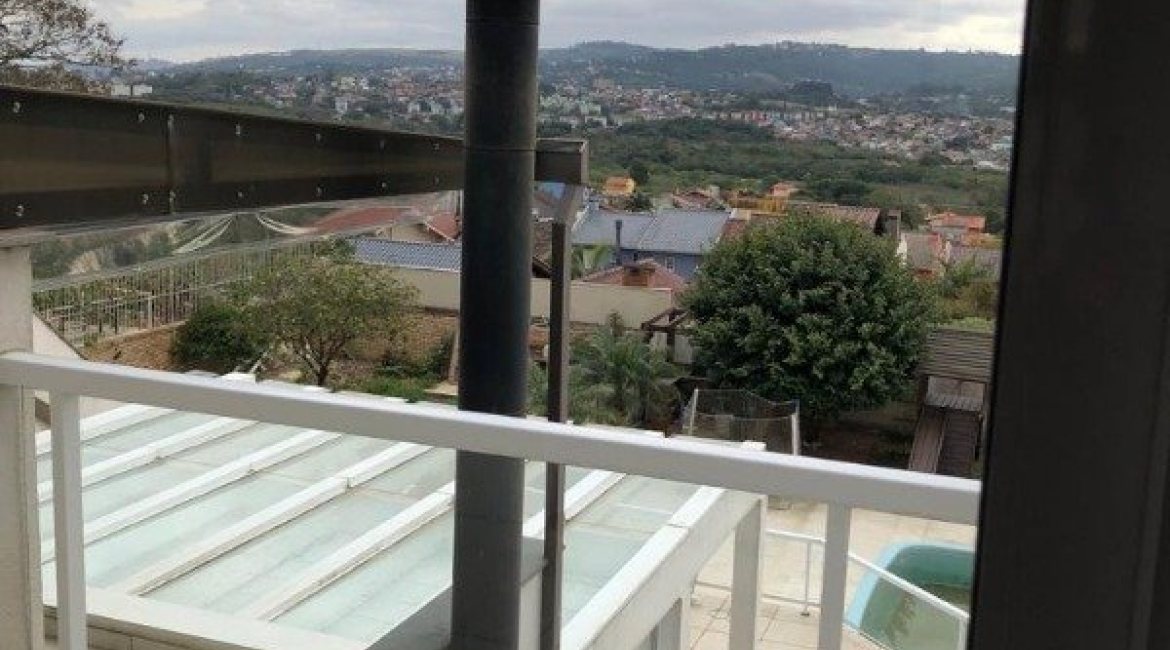 Casa à venda com 298m², 4 dormitórios, 1 suíte, 4 vagas, no bairro Ipanema / Imperial Parque em Porto Alegre