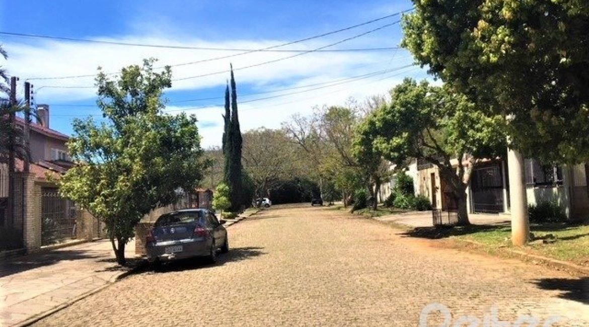 Casa à venda com 298m², 4 dormitórios, 1 suíte, 4 vagas, no bairro Ipanema / Imperial Parque em Porto Alegre