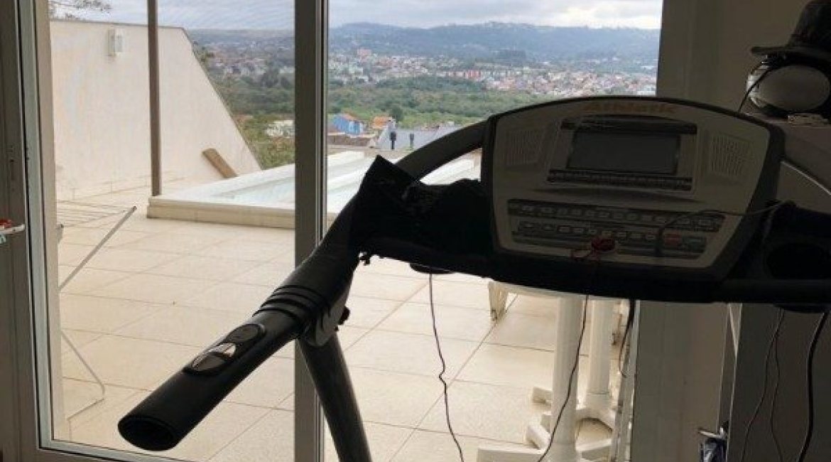 Casa à venda com 298m², 4 dormitórios, 1 suíte, 4 vagas, no bairro Ipanema / Imperial Parque em Porto Alegre