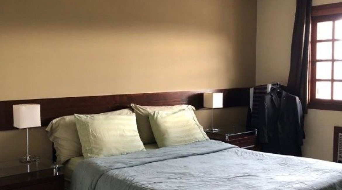 Casa à venda com 298m², 4 dormitórios, 1 suíte, 4 vagas, no bairro Ipanema / Imperial Parque em Porto Alegre