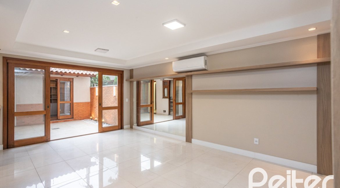 Casa em Condomínio à venda com 290m², 3 dormitórios, 1 suíte, 2 vagas, no bairro Jardim Isabel em Porto Alegre