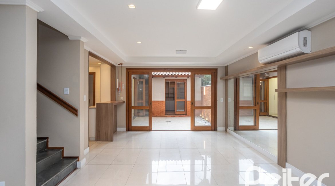 Casa em Condomínio à venda com 290m², 3 dormitórios, 1 suíte, 2 vagas, no bairro Jardim Isabel em Porto Alegre