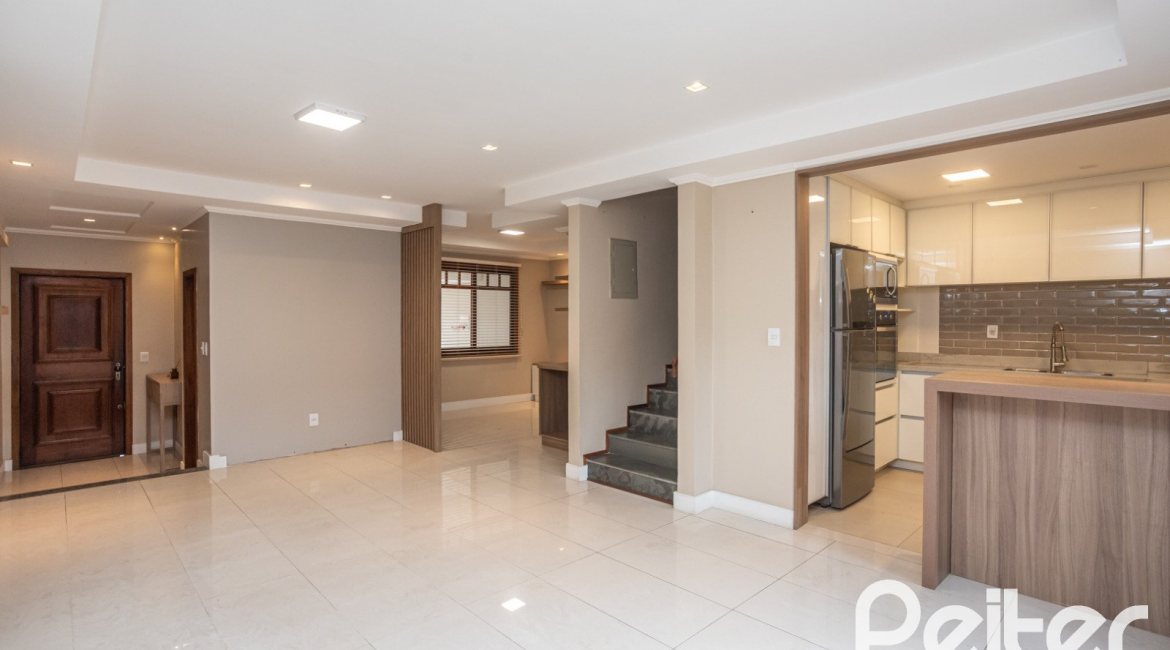 Casa em Condomínio à venda com 290m², 3 dormitórios, 1 suíte, 2 vagas, no bairro Jardim Isabel em Porto Alegre