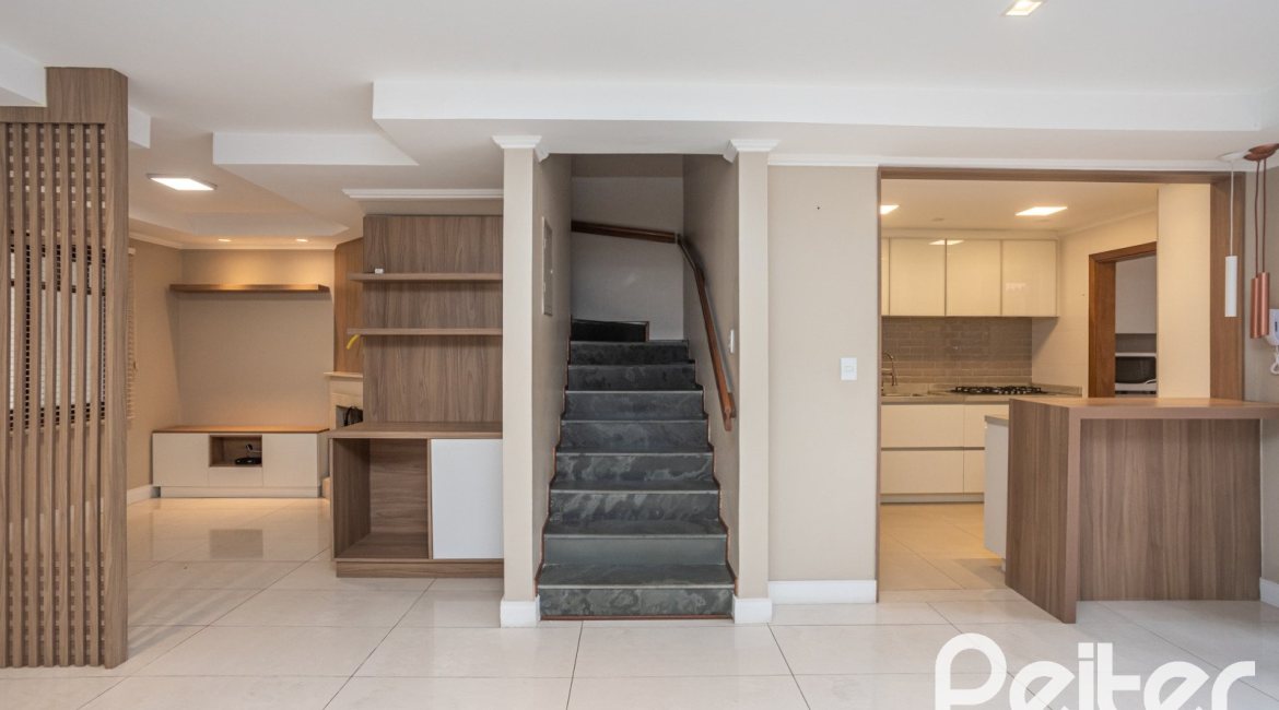 Casa em Condomínio à venda com 290m², 3 dormitórios, 1 suíte, 2 vagas, no bairro Jardim Isabel em Porto Alegre