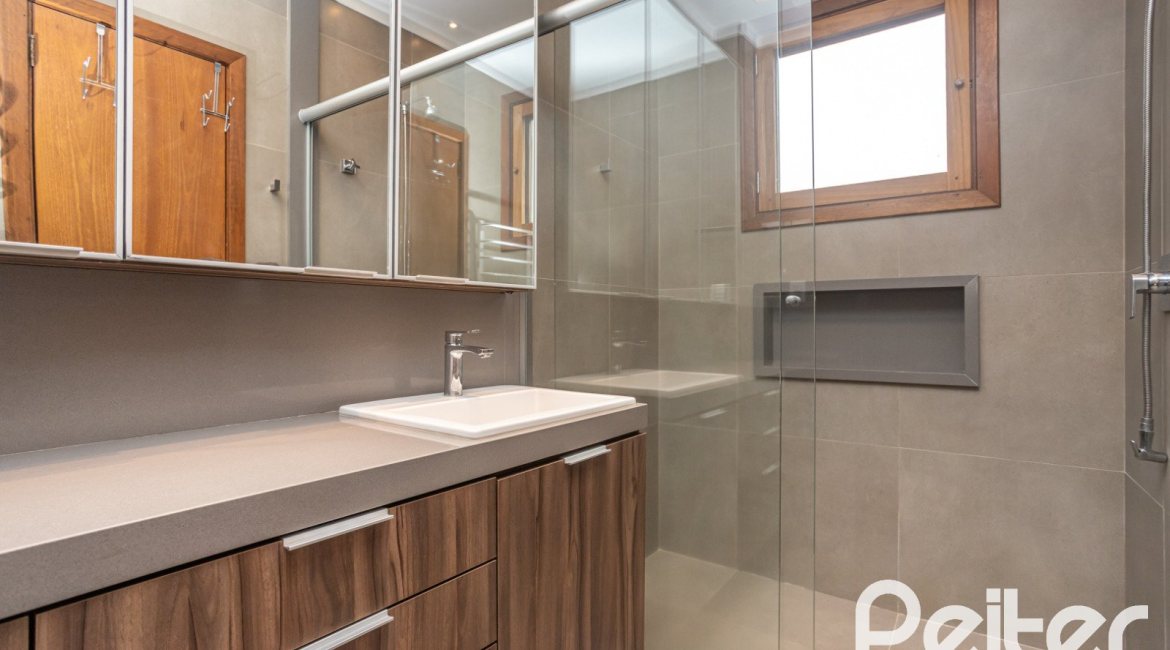 Casa em Condomínio à venda com 290m², 3 dormitórios, 1 suíte, 2 vagas, no bairro Jardim Isabel em Porto Alegre