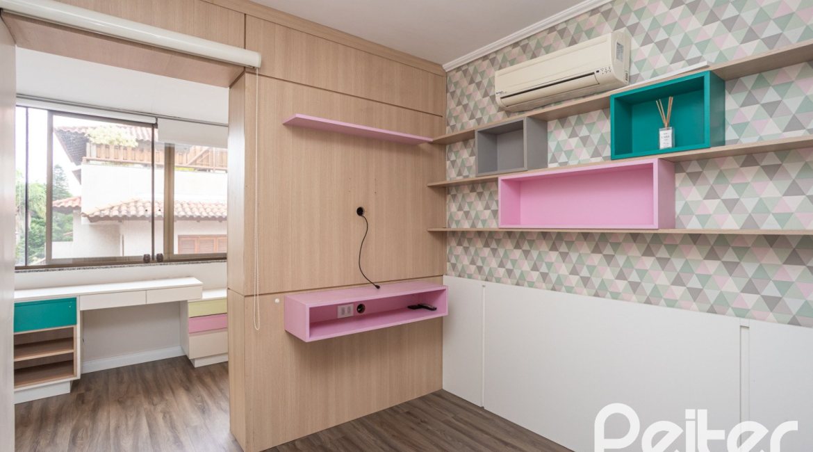 Casa em Condomínio à venda com 290m², 3 dormitórios, 1 suíte, 2 vagas, no bairro Jardim Isabel em Porto Alegre