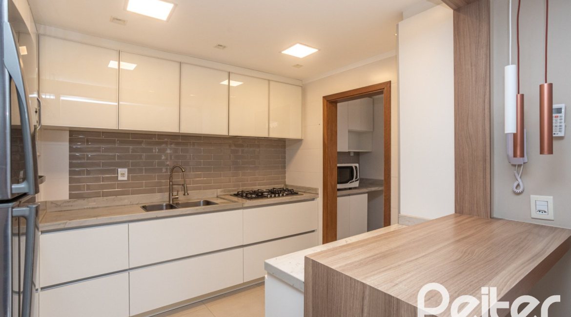 Casa em Condomínio à venda com 290m², 3 dormitórios, 1 suíte, 2 vagas, no bairro Jardim Isabel em Porto Alegre