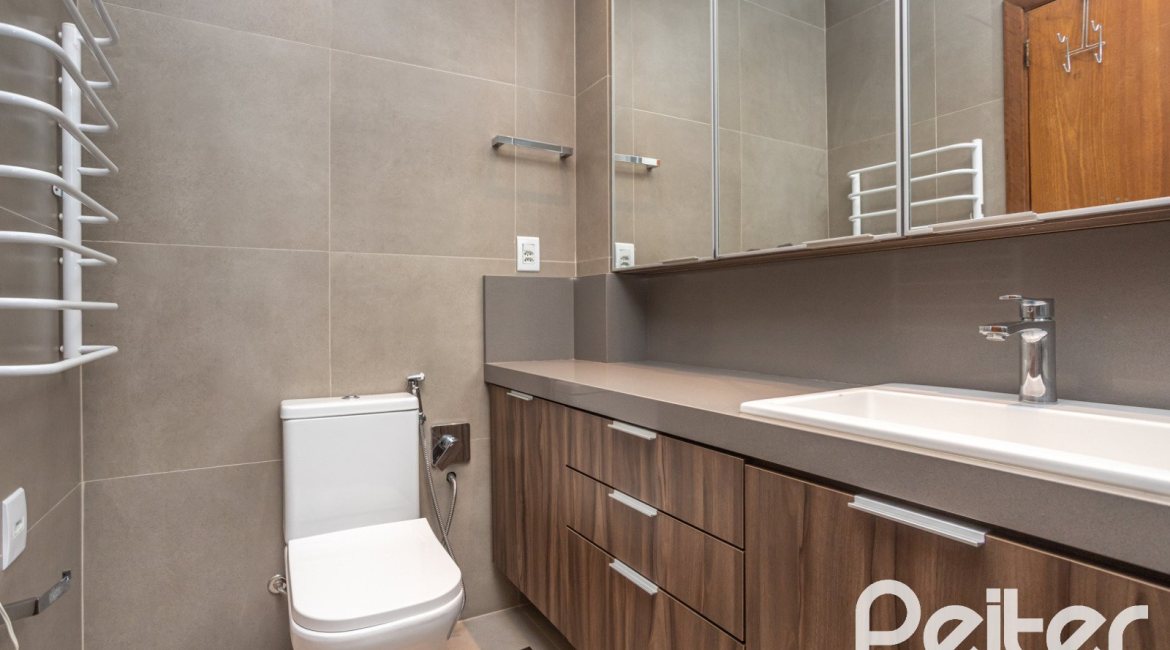 Casa em Condomínio à venda com 290m², 3 dormitórios, 1 suíte, 2 vagas, no bairro Jardim Isabel em Porto Alegre