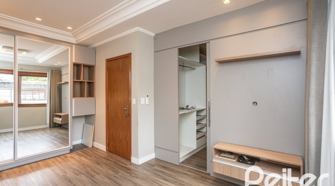 Casa em Condomínio à venda com 290m², 3 dormitórios, 1 suíte, 2 vagas, no bairro Jardim Isabel em Porto Alegre