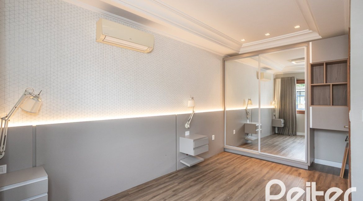 Casa em Condomínio à venda com 290m², 3 dormitórios, 1 suíte, 2 vagas, no bairro Jardim Isabel em Porto Alegre