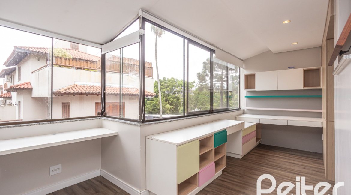 Casa em Condomínio à venda com 290m², 3 dormitórios, 1 suíte, 2 vagas, no bairro Jardim Isabel em Porto Alegre