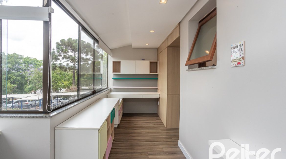 Casa em Condomínio à venda com 290m², 3 dormitórios, 1 suíte, 2 vagas, no bairro Jardim Isabel em Porto Alegre