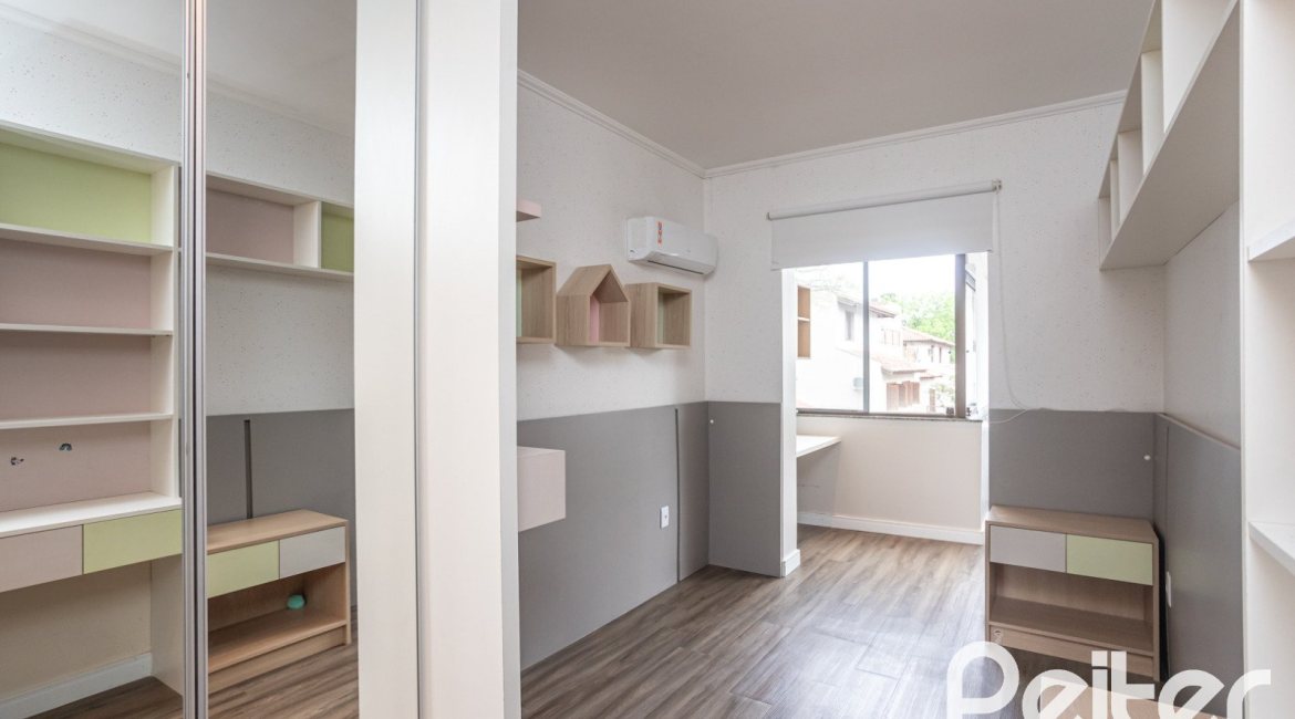 Casa em Condomínio à venda com 290m², 3 dormitórios, 1 suíte, 2 vagas, no bairro Jardim Isabel em Porto Alegre