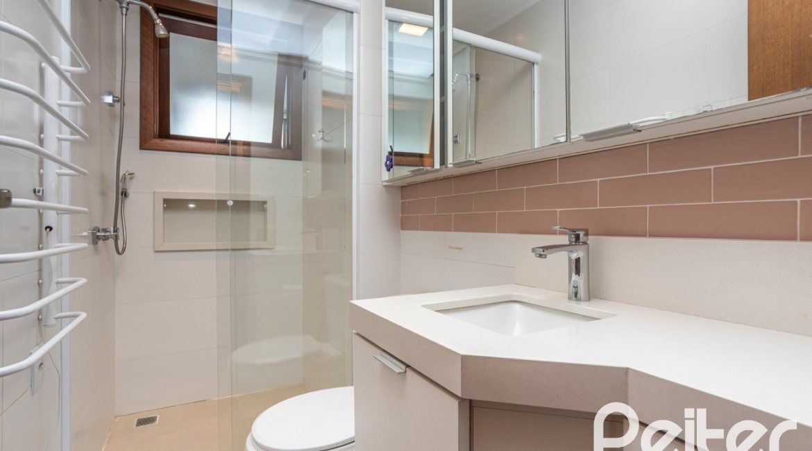 Casa em Condomínio à venda com 290m², 3 dormitórios, 1 suíte, 2 vagas, no bairro Jardim Isabel em Porto Alegre