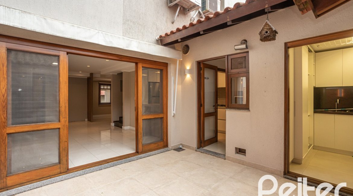 Casa em Condomínio à venda com 290m², 3 dormitórios, 1 suíte, 2 vagas, no bairro Jardim Isabel em Porto Alegre