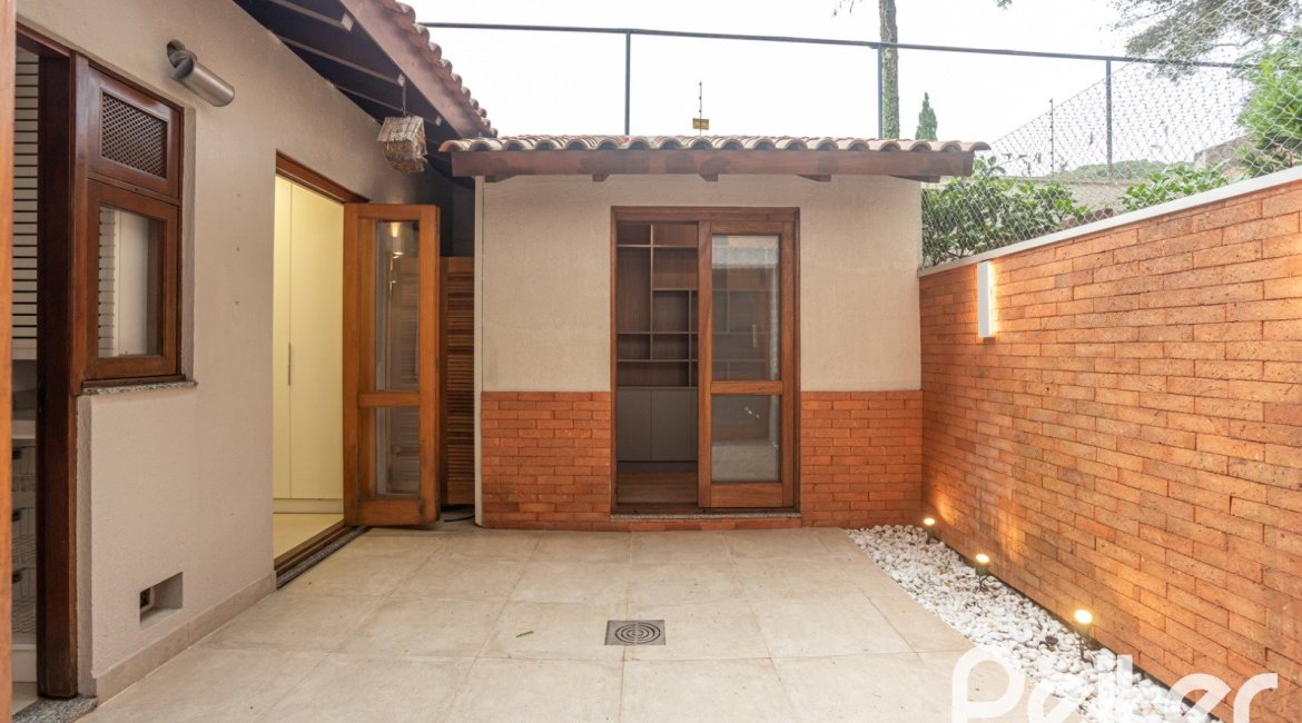 Casa em Condomínio à venda com 290m², 3 dormitórios, 1 suíte, 2 vagas, no bairro Jardim Isabel em Porto Alegre