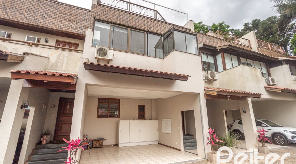 Casa em Condomínio à venda com 290m², 3 dormitórios, 1 suíte, 2 vagas, no bairro Jardim Isabel em Porto Alegre