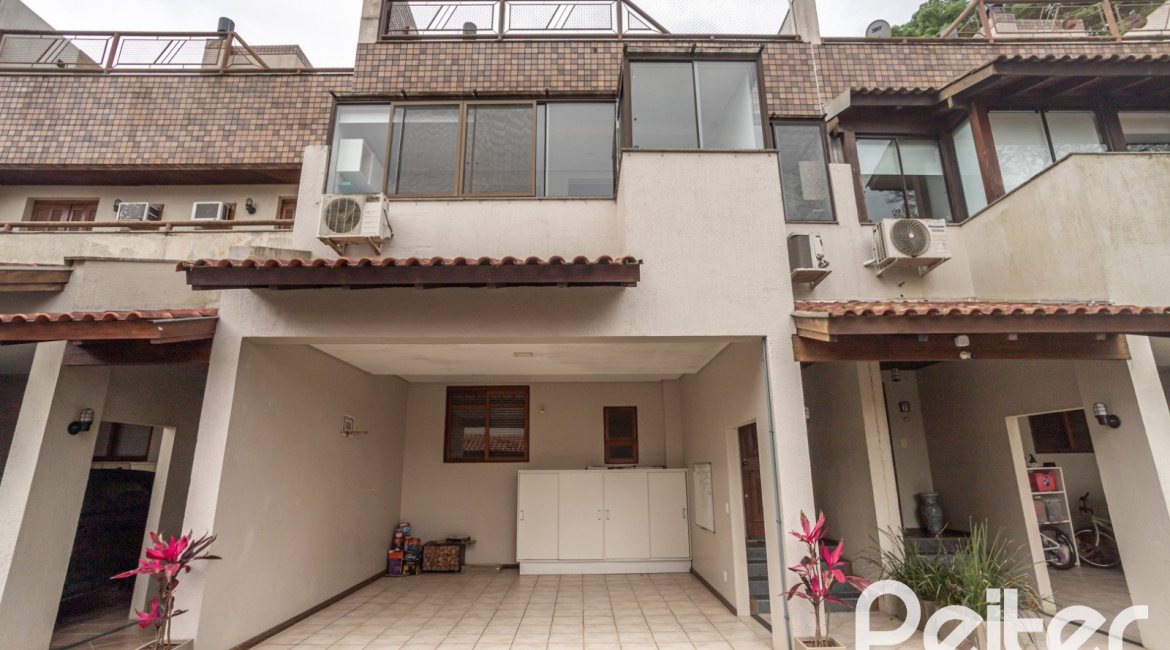 Casa em Condomínio à venda com 290m², 3 dormitórios, 1 suíte, 2 vagas, no bairro Jardim Isabel em Porto Alegre