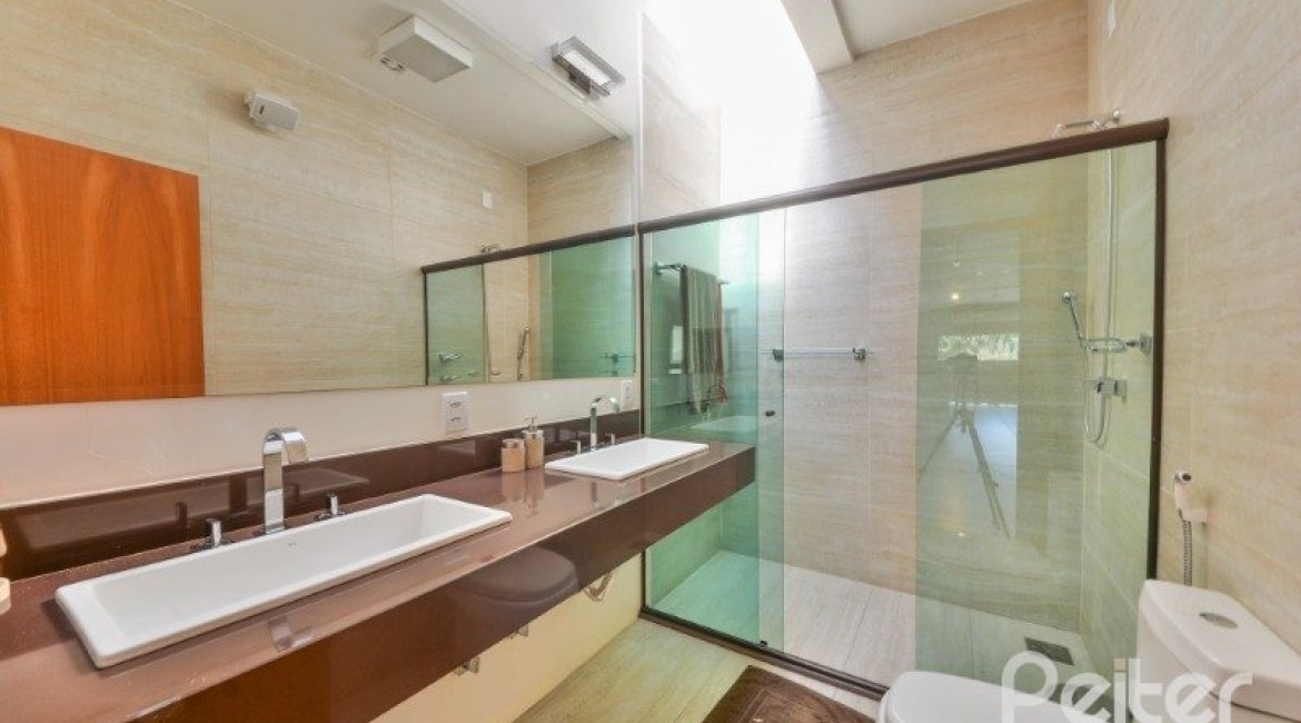 Casa à venda com 1000m², no bairro Chapéu do Sol em Porto Alegre