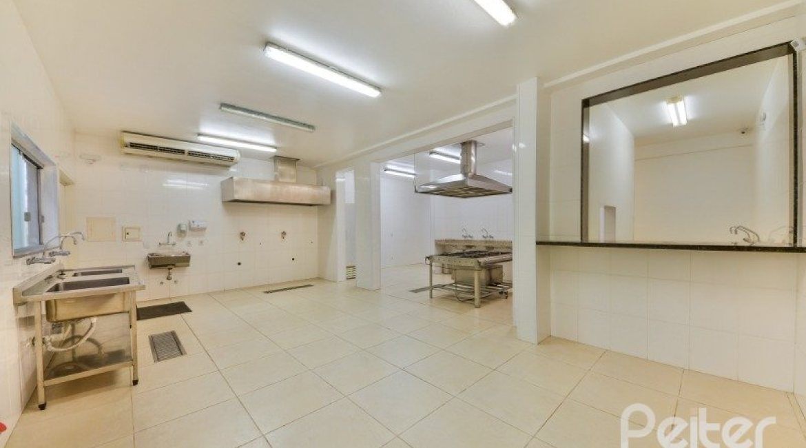 Casa à venda com 1000m², no bairro Chapéu do Sol em Porto Alegre