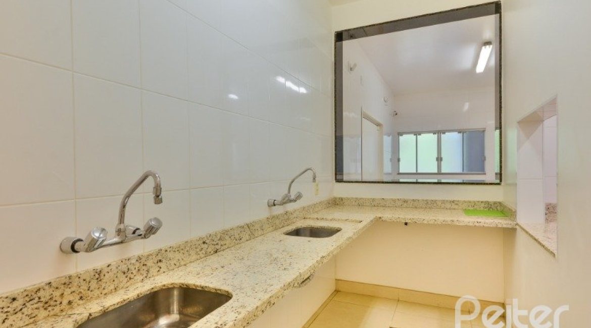 Casa à venda com 1000m², no bairro Chapéu do Sol em Porto Alegre