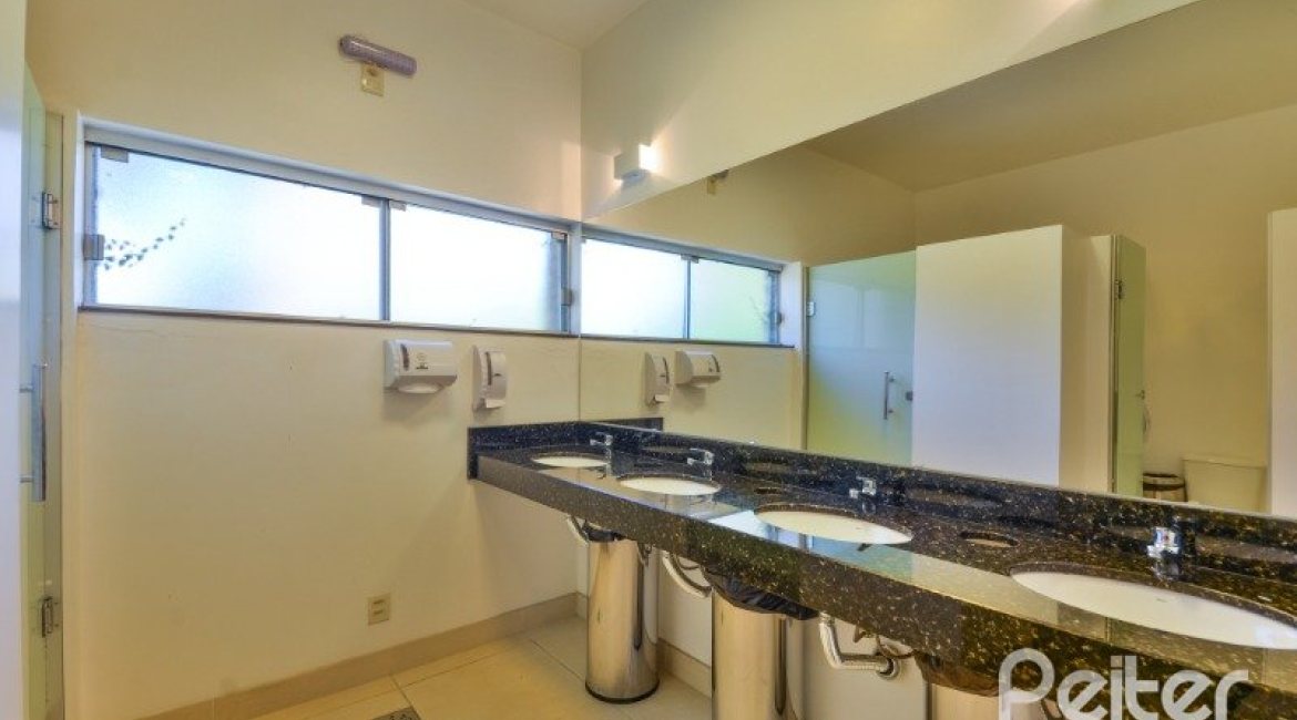 Casa à venda com 1000m², no bairro Chapéu do Sol em Porto Alegre