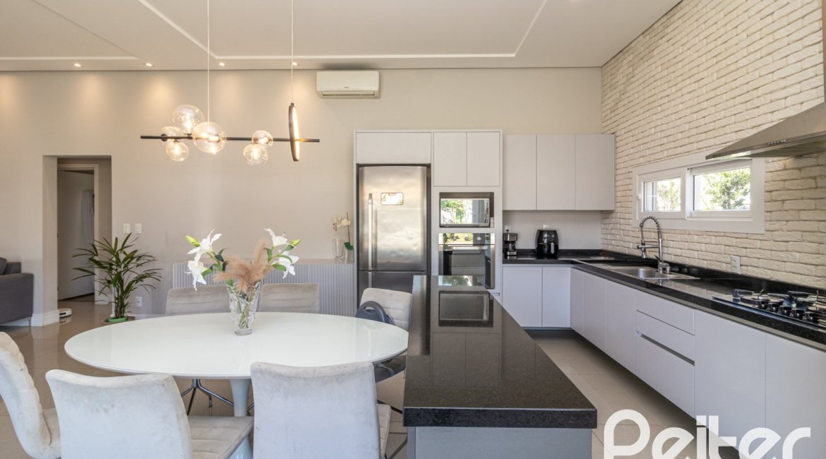 Casa em Condomínio à venda com 240m², 3 dormitórios, 3 suítes, 2 vagas, no bairro Alphaville em PORTO ALEGRE