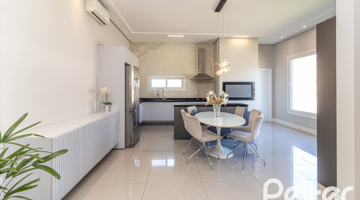 Casa em Condomínio à venda com 240m², 3 dormitórios, 3 suítes, 2 vagas, no bairro Alphaville em PORTO ALEGRE