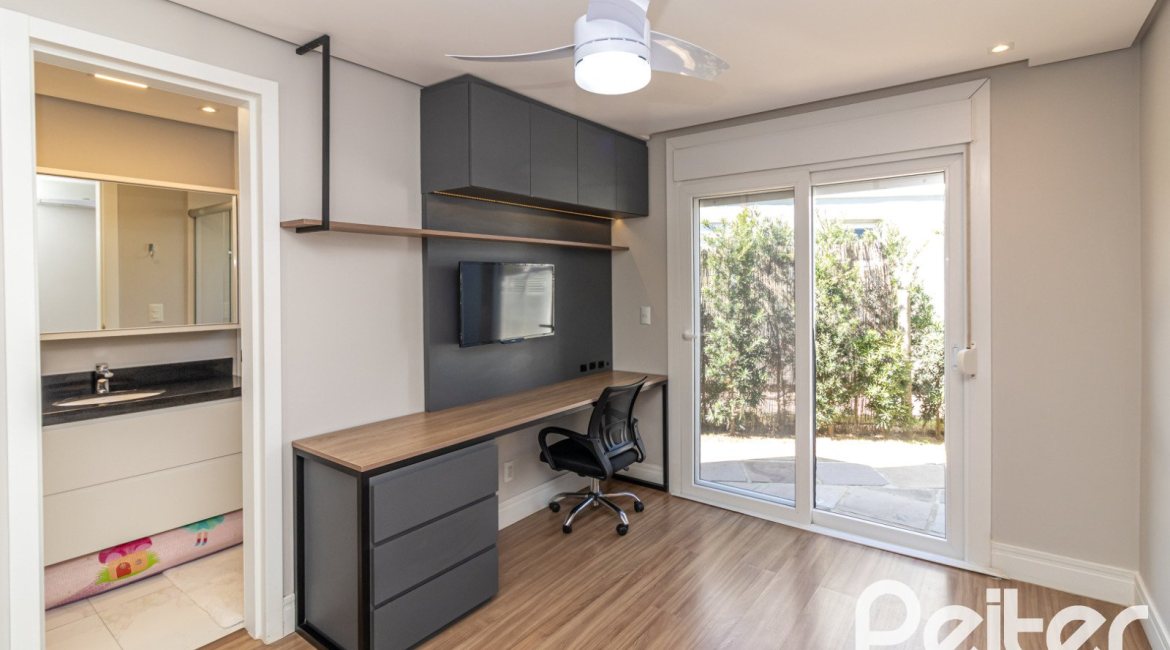 Casa em Condomínio à venda com 240m², 3 dormitórios, 3 suítes, 2 vagas, no bairro Alphaville em PORTO ALEGRE