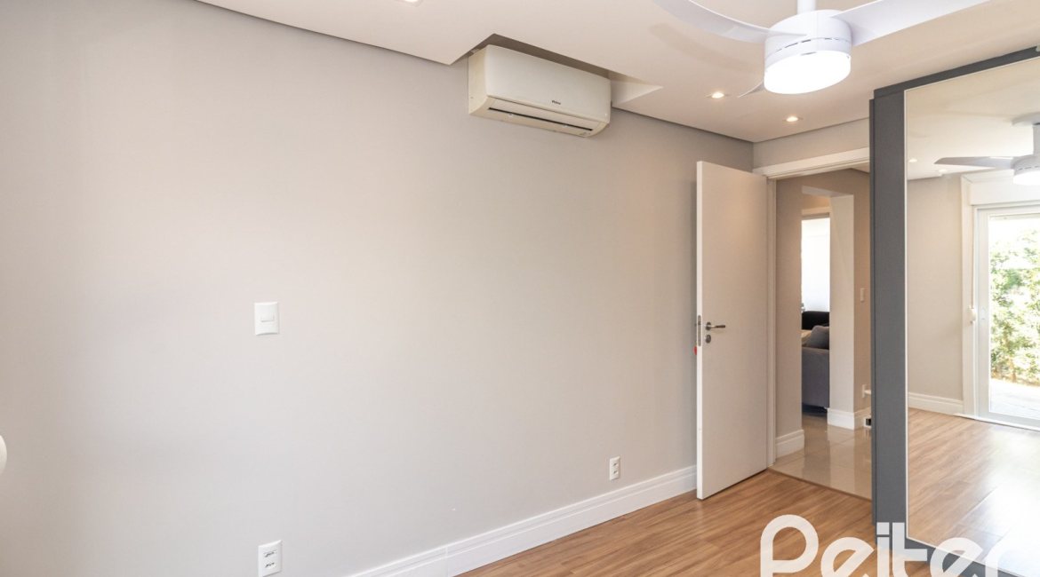 Casa em Condomínio à venda com 240m², 3 dormitórios, 3 suítes, 2 vagas, no bairro Alphaville em PORTO ALEGRE
