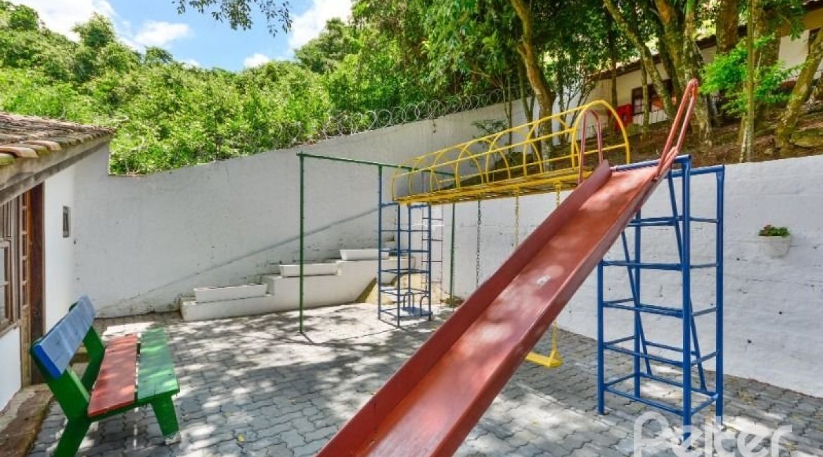 Casa em Condomínio à venda com 220m², 5 dormitórios, 2 suítes, 2 vagas, no bairro Ipanema em Porto Alegre